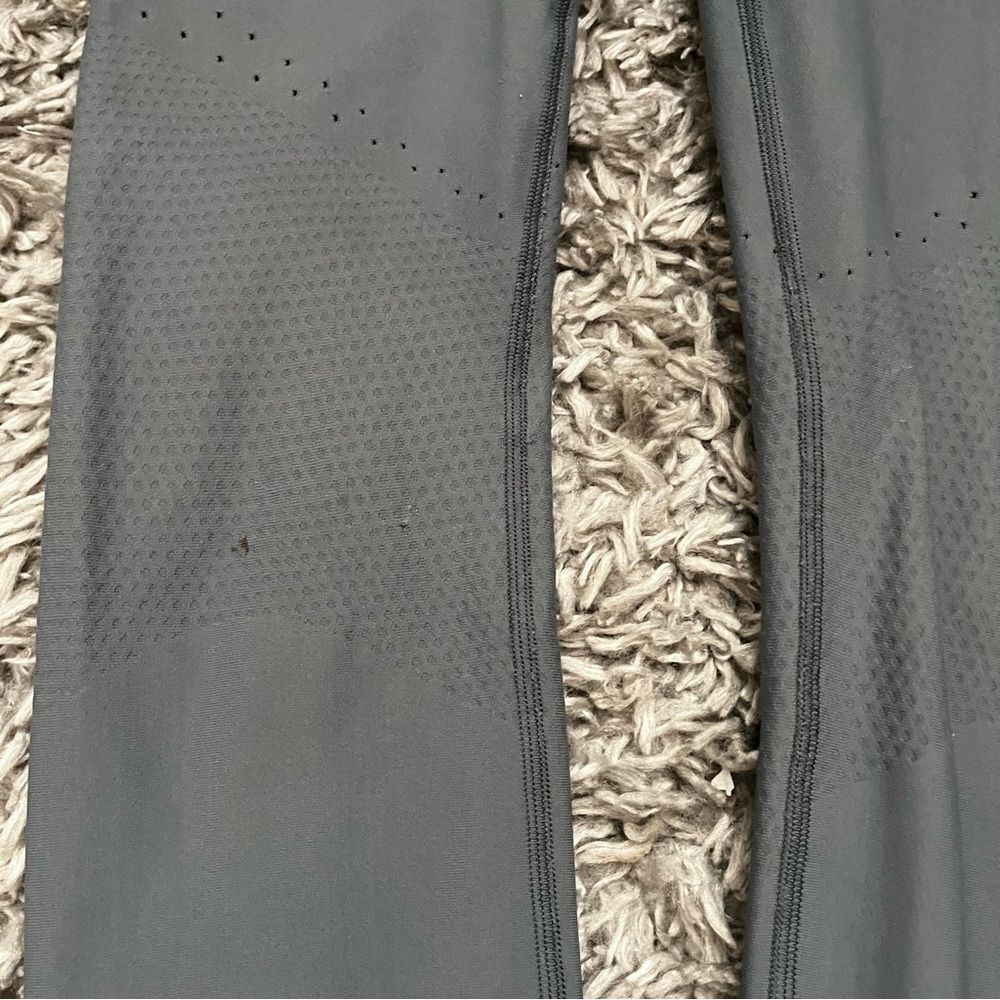 Lululemon zeroed in leggings 27” size 6 - Picture 5 of 6